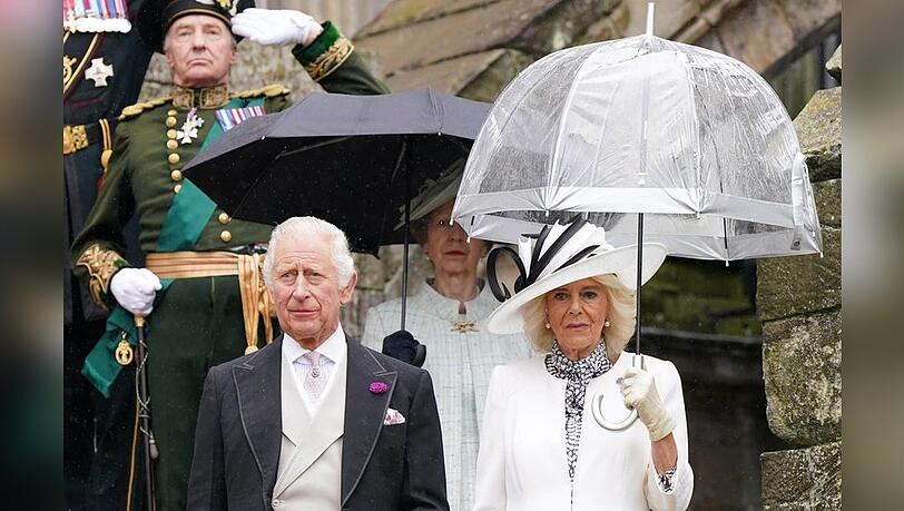 König Charles III. und Königin Camilla während ihrer regnerischen Gartenparty in Edinburgh.