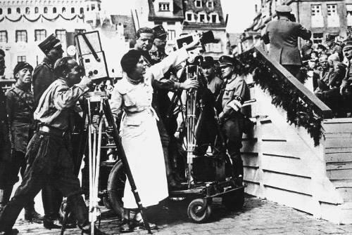 Hitlers williges Genie: Leni Riefenstahl (Mitte) gibt 1934 auf dem Nürnberger Hauptmarkt Regieanweisungen für ihren Film.