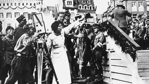 Hitlers williges Genie: Leni Riefenstahl (Mitte) gibt 1934 auf dem Nürnberger Hauptmarkt Regieanweisungen für ihren Film. Hitlers williges Genie: Leni Riefenstahl (Mitte) gibt 1934 auf dem Nürnberger Hauptmarkt Regieanweisungen für ihren Film.