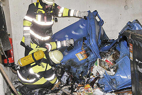 Die Feuerwehr beseitigt die Schäden des Brandes