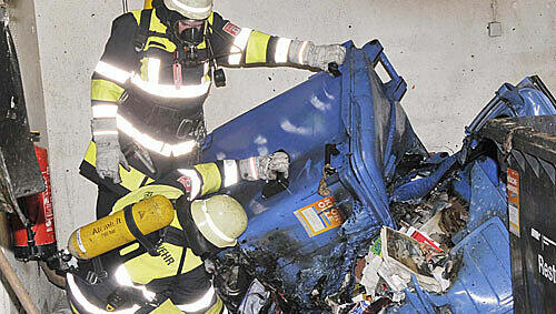 Die Feuerwehr beseitigt die Schäden des Brandes Die Feuerwehr beseitigt die Schäden des Brandes