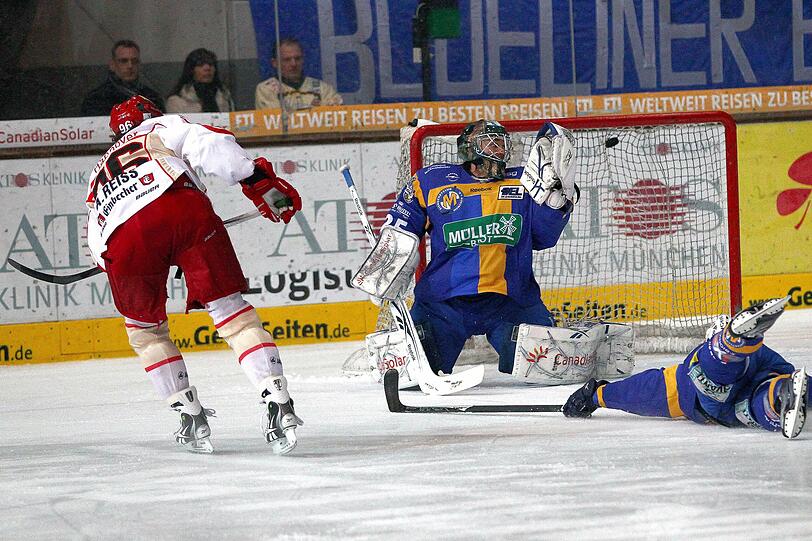 Der EHC München kassiert das 0:2 gegen Meister Hannover durch Andy Reiss.
