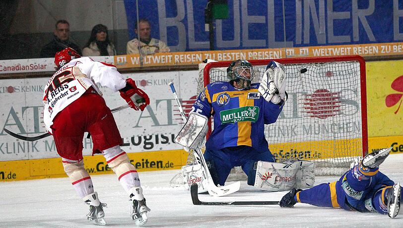 Der EHC München kassiert das 0:2 gegen Meister Hannover durch Andy Reiss. Der EHC München kassiert das 0:2 gegen Meister Hannover durch Andy Reiss.