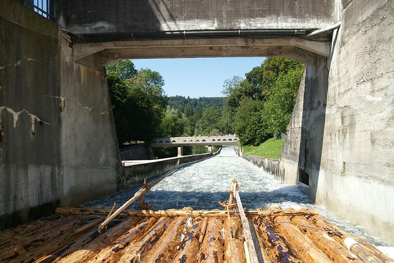 Wenige Sekunden später hat das Floß die Brücke passiert. Kein Wunder, schließlich wird das Gefährt an dieser Stelle bis zu 40 Stundenkilometer schnell.