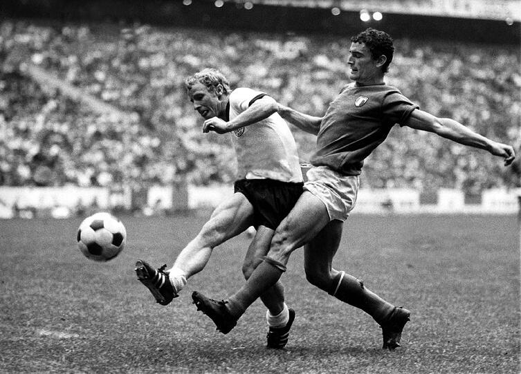 WM 1970 in Mexiko: Wilde Jahre &ndash; aber nicht unbedingt trikotmäßig. Einzig der V-Kragen geht nach vorne. In Mexiko kommt&rsquo;s im Halbfinale zum Jahrhundertspiel gegen Italien (3:4 n.V.) &ndash; Platz drei am Ende.