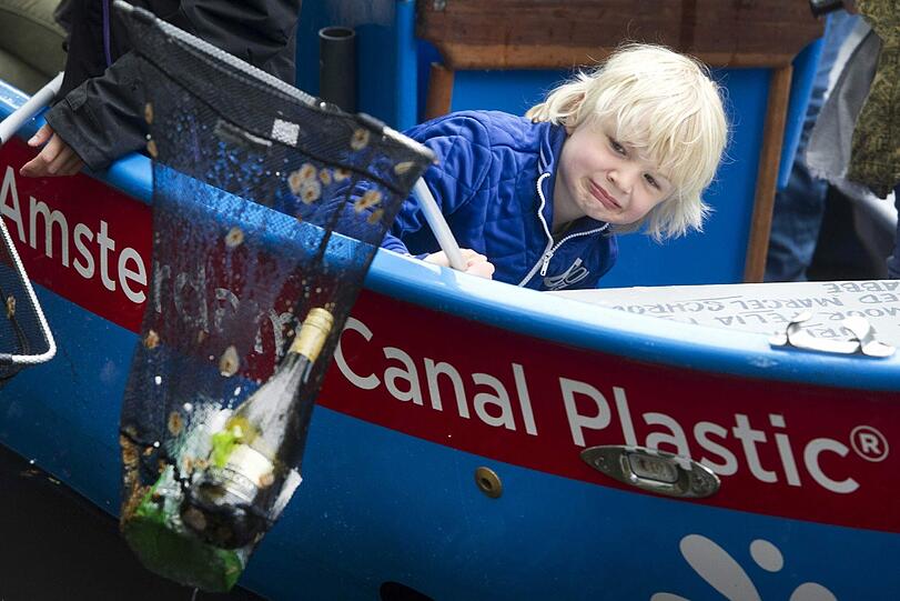 Kehraus in Amsterdam: Nach dem Königsbesuch und den Massen an Leuten muss am Sonntag, den 27 dringend aufgeräumt werden. Die holländische Umweltorganisation Plastic Whale beteilig sich - dabei helfen auch die Kleinen tatkräftig mit.