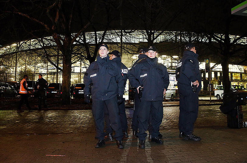 Polizisten sichern die HDI-Arena in Hannover.