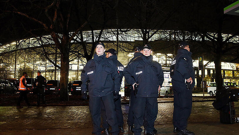 Polizisten sichern die HDI-Arena in Hannover. Polizisten sichern die HDI-Arena in Hannover.