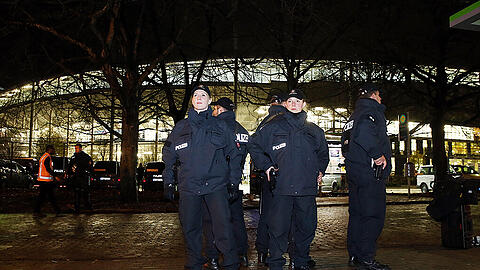 Polizisten sichern die HDI-Arena in Hannover.