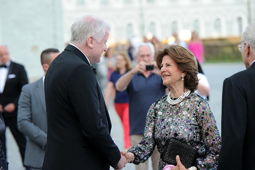 Horst Seehofer begrüßte am Samstag Königin Silvia auf Schloss Nymphenburg
