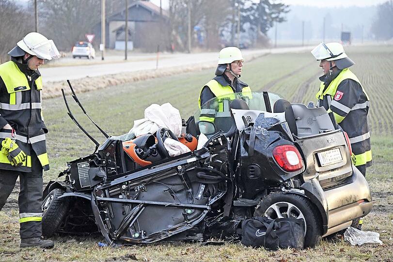 Bei dem Unfall wurden beide Fahrzeuge massiv beschädigt.