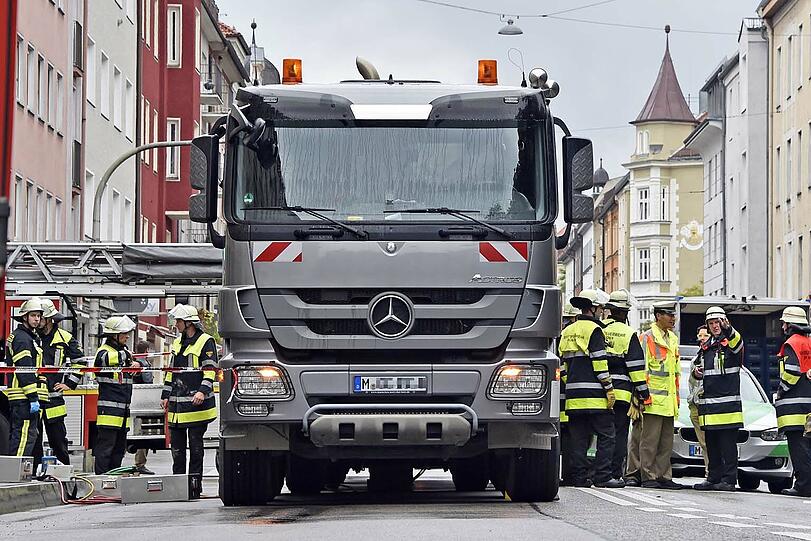 In der Humboldtstraße wurde eine 88-Jährige von einem Lkw überrollt. Die Frau starb später im Krankenhaus. Bilder vom vergeblichen Rettungseinsatz.