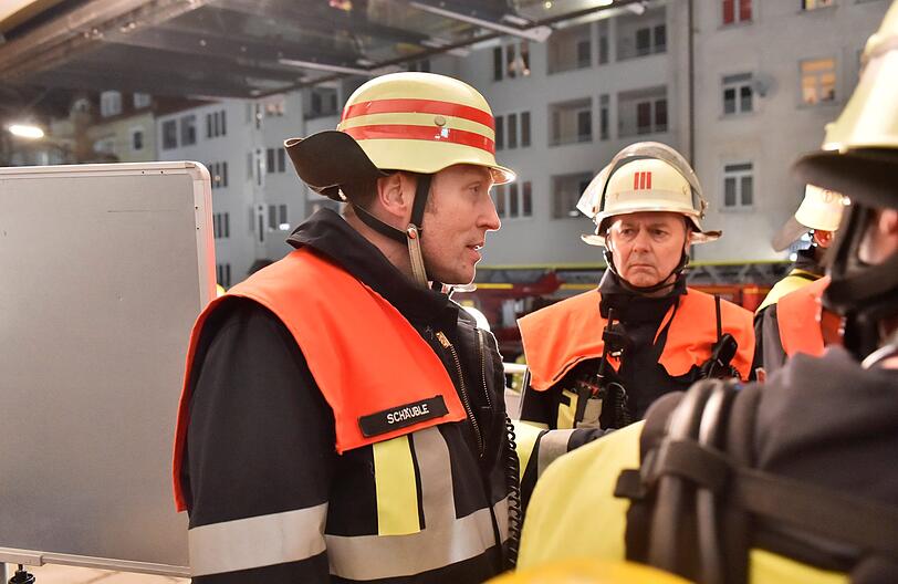 Aufgrund eines Kellerbrandes waren am Dienstagabend die Flure im Saturn-Hochhaus in der Schwanthalerstraße stark verraucht.