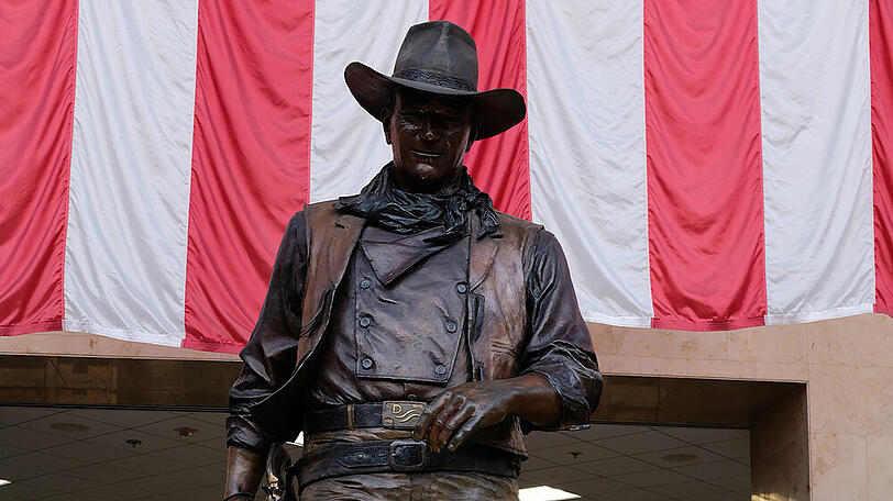 Eine Statue am John-Wayne-Flughafen in Santa Ana