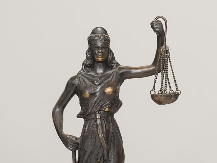 Eine Figur "Justitia" steht im Landgericht auf einem Schreibtisch. Foto: picture alliance / dpa