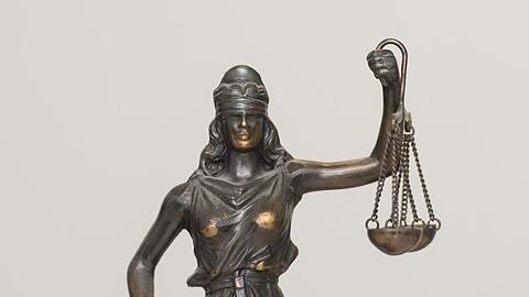 Eine Figur "Justitia" steht im Landgericht auf einem Schreibtisch. Foto: picture alliance / dpa