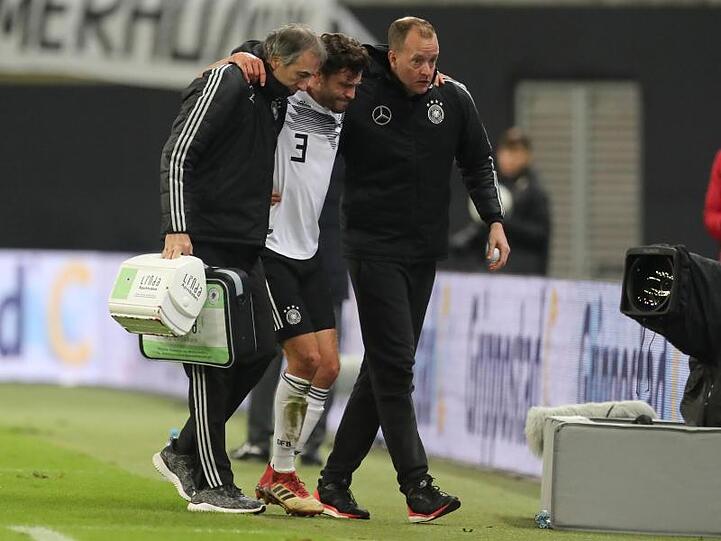 Jonas Hector wird begleitet von Betreuern vom Platz geführt.