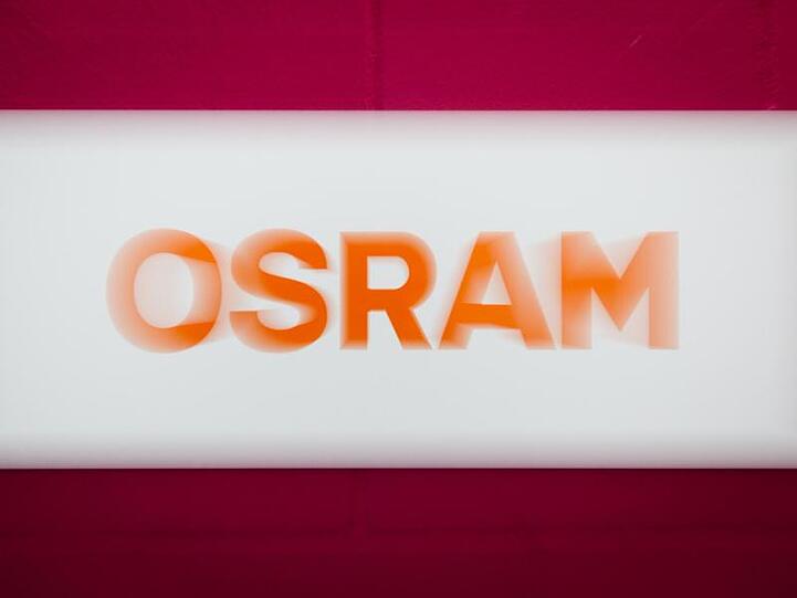 Das Osram-Logo ist in der Firmenzentrale zu sehen. Foto: Matthias Balk/dpa/Symbolbild