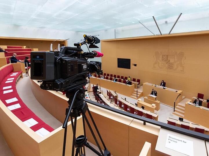 Abgeordnete im bayerischen Landtag nehmen an einer Plenarsitzung teil. Foto: Sven Hoppe/dpa/Archivbild