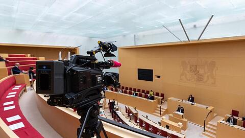 Abgeordnete im bayerischen Landtag nehmen an einer Plenarsitzung teil. Foto: Sven Hoppe/dpa/Archivbild