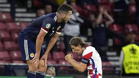 Kroatien feierte nach dem Sieg gegen Schottland Starspieler Luka Modric (r).