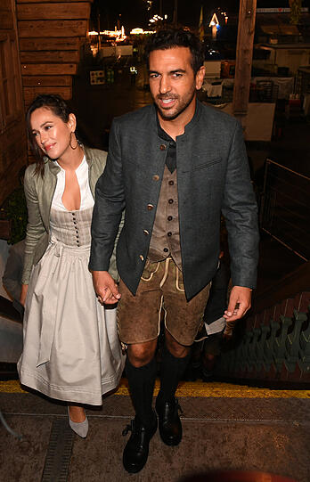 Ankunft Hand in Hand: Jessica und Elyas M'Barek