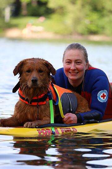 Loki: Er wird aktuell ausgebildet zum Wasserrettungshund für die Wasserwacht. Menschen retten, Boote an Land ziehen, die Wasserwacht unterstützen, all das kann er.