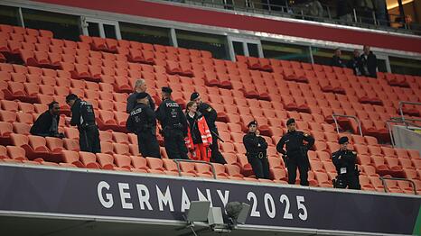 Ein Mann aus dem Landkreis Garmisch-Partenkirchen stürzte in München von der Tribüne und starb an den Folgen.