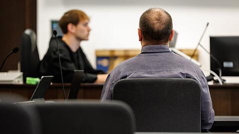 Die Generalstaatsanwaltschaft wirft dem 53-J&auml;hrigen aus Mittelfranken (R&uuml;ckansicht) 95 Taten vor.