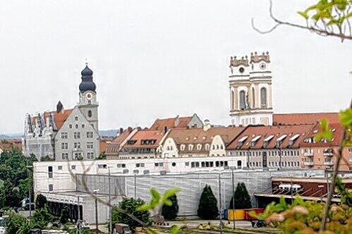 Die City von Sendling: Der Gotzinger Platz mit den Türmen von St. Korbinian und der Gotzinger-Schule.