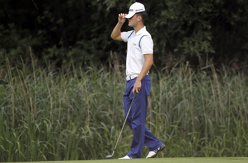 Kappe runter, Augen zu und durch: Martin Kaymer musste seine Siegchancen in Eichenried schon recht früh begraben.