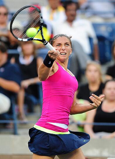 Serena Williams gewinnt gegen die Italienerin Sara Errani mit 6:1, 6:2 und zieht ins Finale der US Open in New York ein. Dort trifft sie auf Wiktoria Asarenka