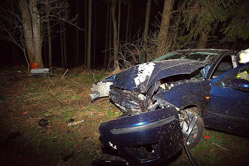 Ein 17-Jähriger ohne Füherschein ist bei Tabing betrunken gegen einen Baum geprallt.