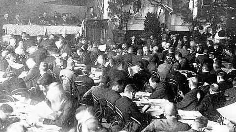 Das älteste Foto von einem Parteitag der Münchner SPD: Die Genossen versammeln sich im September 1902 im Festsaal des Schwabinger Bräus.