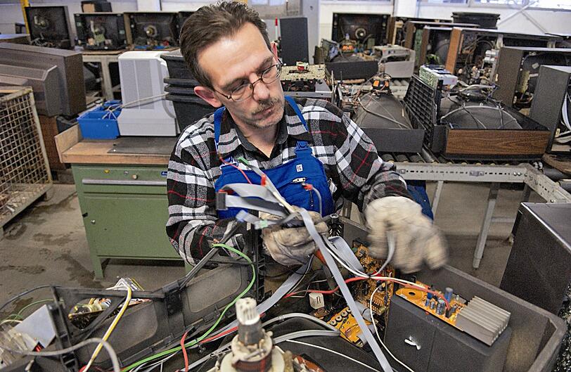 Die Werkstatt des &bdquo;Weißer Rabe&ldquo;-Recycling-Betriebes. &bdquo;Bei uns wird Elektroschrott fachgerecht zerlegt.&ldquo;