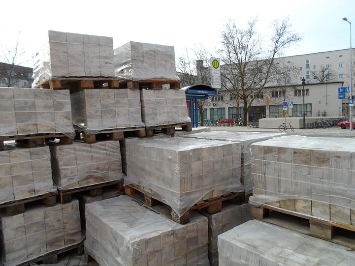 Paletten voller Steine - ob sie wohl aus Bayern stammen?