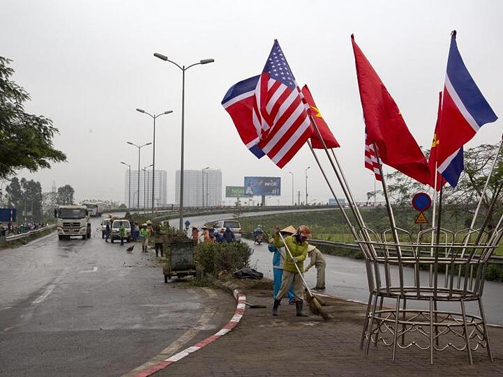 Straßenkehrer bei der Arbeit: Hanoi bereitet sich auf das Gipfeltreffen vor.