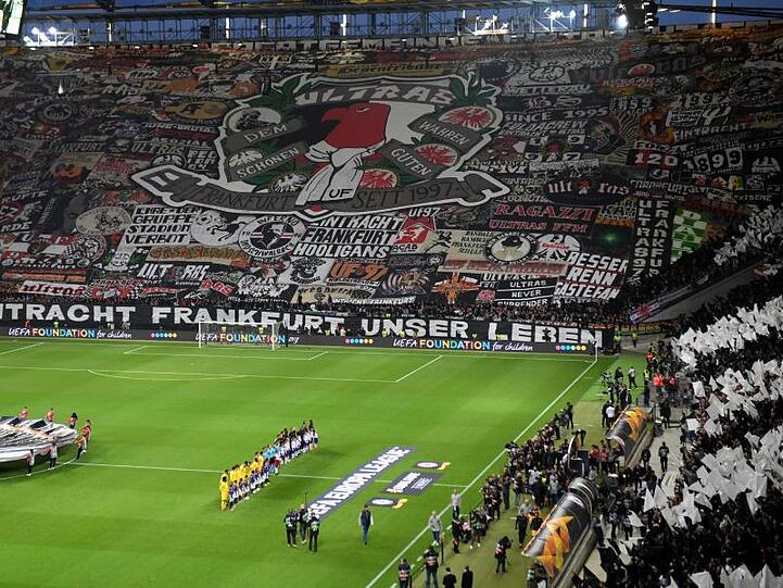 Vor Spielbeginn zeigten die Eintracht-Fans eine beeindruckende Choreographie.