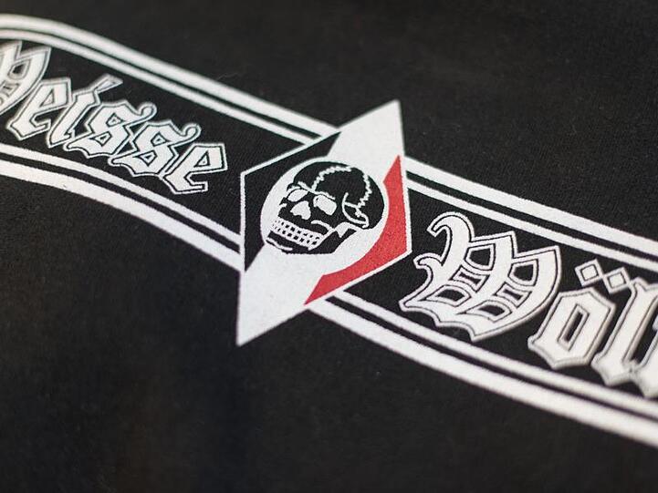 Ein Pullover der verbotenen rechtsextremen Gruppierung "Weisse Wölfe Terrorcrew" liegt auf einem Tisch. Foto: Sebastian Gollnow/Archiv