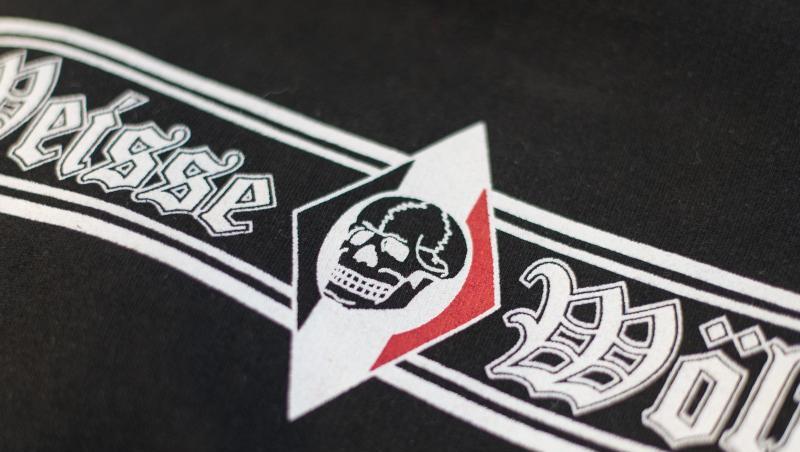 Ein Pullover der verbotenen rechtsextremen Gruppierung "Weisse Wölfe Terrorcrew" liegt auf einem Tisch. Foto: Sebastian Gollnow/Archiv Ein Pullover der verbotenen rechtsextremen Gruppierung "Weisse Wölfe Terrorcrew" liegt auf einem Tisch. Foto: Sebastian Gollnow/Archiv
