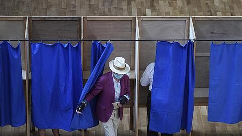 Ein Mann verlässt in einem Wahllokal eine Wahlkabine. Zum zweiten Mal innerhalb einer Woche sind Französinnen und Franzosen zu den Regionalwahlen im Land aufgerufen.