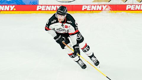 Kölns Marcel Müller spielt den Puck.