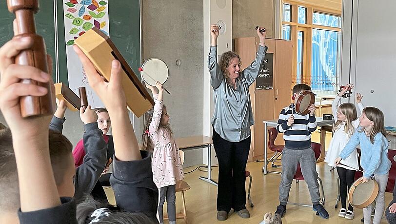 Musik macht glücklich: Den Beweis liefert die Klasse 1b. Kathrin Feldmann muss nur ihre Kiste mit den Instrumenten hervorholen und die Begeisterung ist groß.