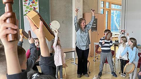 Musik macht glücklich: Den Beweis liefert die Klasse 1b. Kathrin Feldmann muss nur ihre Kiste mit den Instrumenten hervorholen und die Begeisterung ist groß.