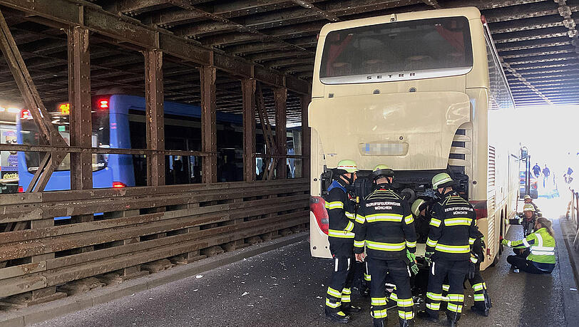 In der Höhe verschätzt: Dieser Reisebus war zu hoch für die Bahnunterführung in der Rosenheimer Straße.