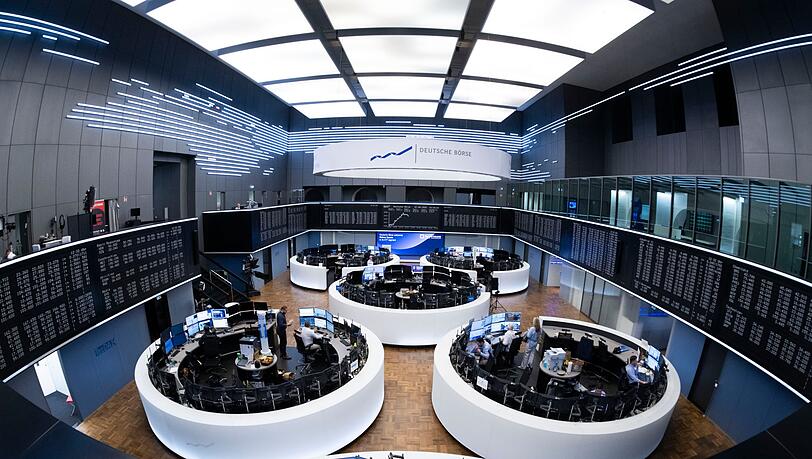 Handelsraum in Frankfurt: Reihenweise b&ouml;rsennotierte Firmen m&uuml;ssen ihre Gewinnziele korrigieren. (Archivbild)