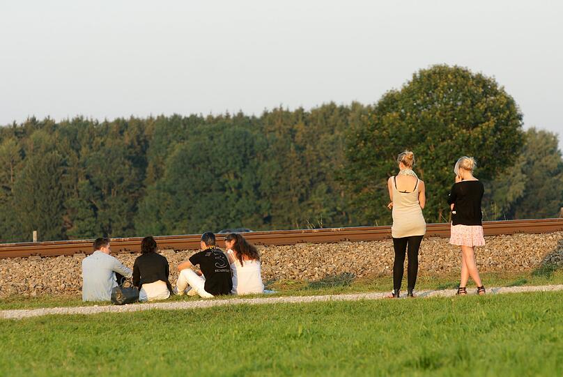 Freunde und Verwandte trauern am Bahnübergang um die beiden am Samstag verunglückten Freunde Basti und Mark.