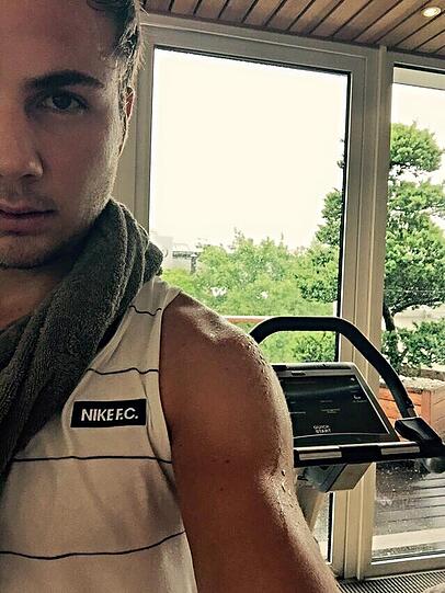 Trotz Sommerpause gibt's bei Mario Götze kein Trainingsfrei - der Mittelfeldspieler will beim Fahrrdfahren die Durchblutung seiner Oberschenkel ankurbeln!