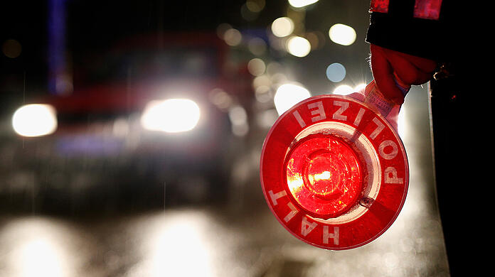Die Polizei stoppte den 29-Jährigen, weil er mit zwei Mitfahrern auf der Motorhaube unterwegs wars. (Symbolbild)