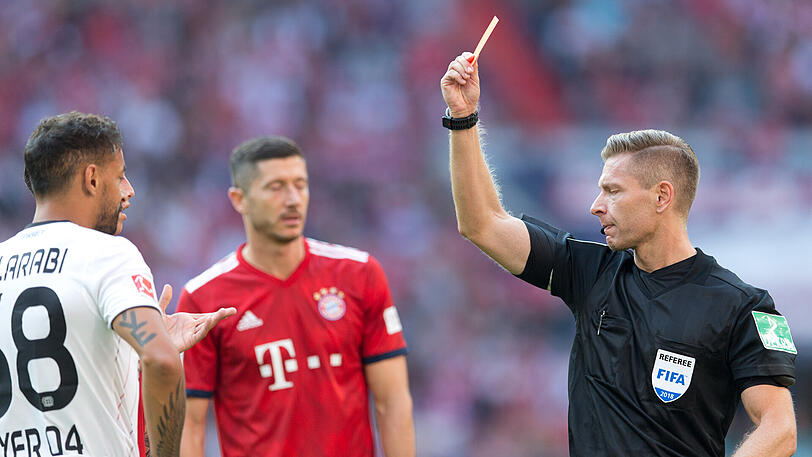 Sah beim FC Bayern die Rote Karte: Karim Bellarabi (li.) von Bayer Leverkusen.